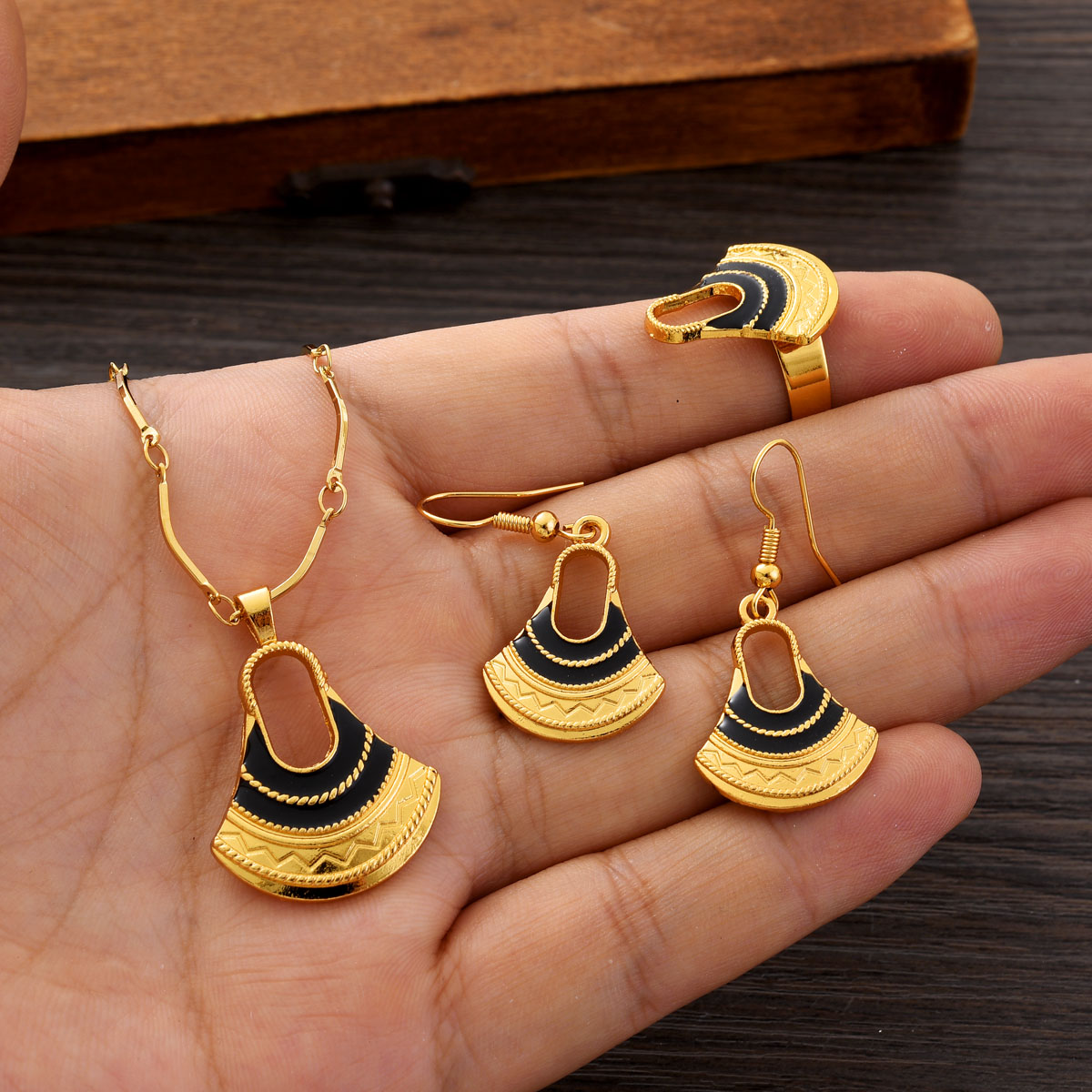 Women Fashion Png - Moda PNG Altın Renk Takı Seti